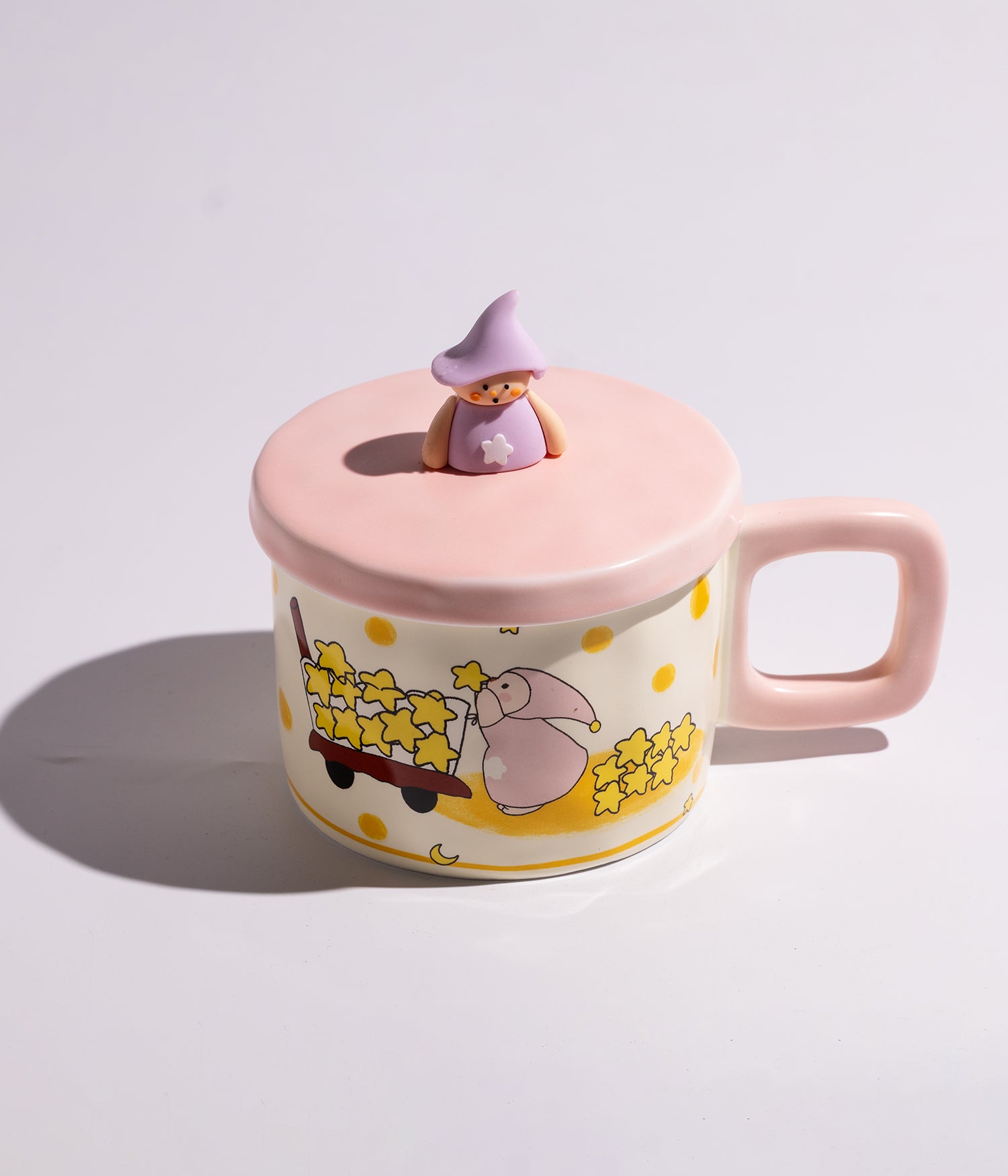 كوب مصنوع من السيراميك بتصميم فتاة النجوم باللون الوردي، مزود بغطاء يساعد على حفظ الحرارة، مناسب للاستخدام اليومي مع المشروبات الساخنة