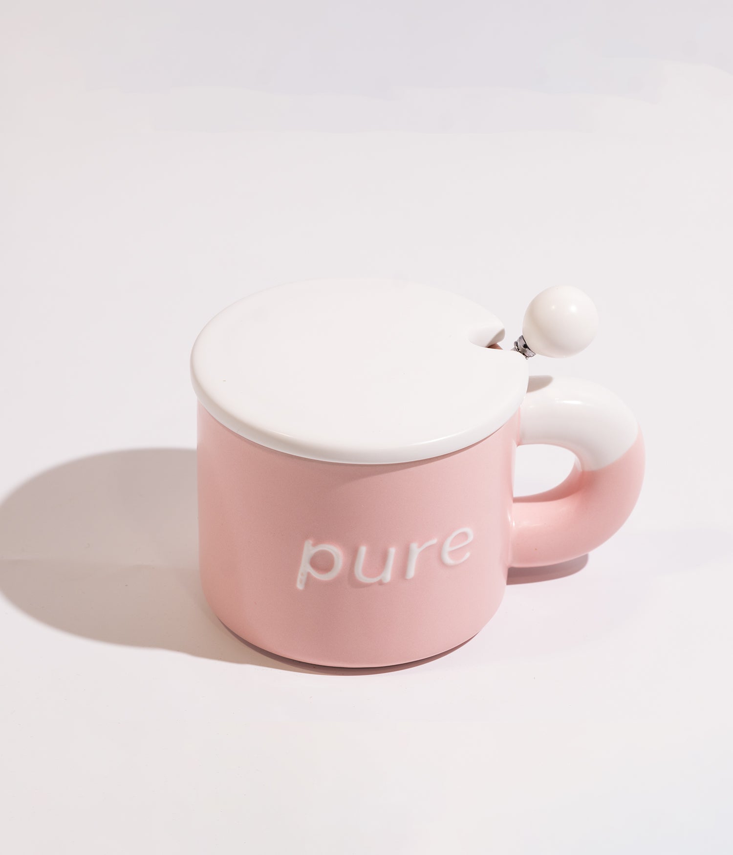 كوب قهوة سيراميكي بتصميم PURE باللون الوردي، يأتي مع غطاء وملعقة، مناسب للاستخدام اليومي