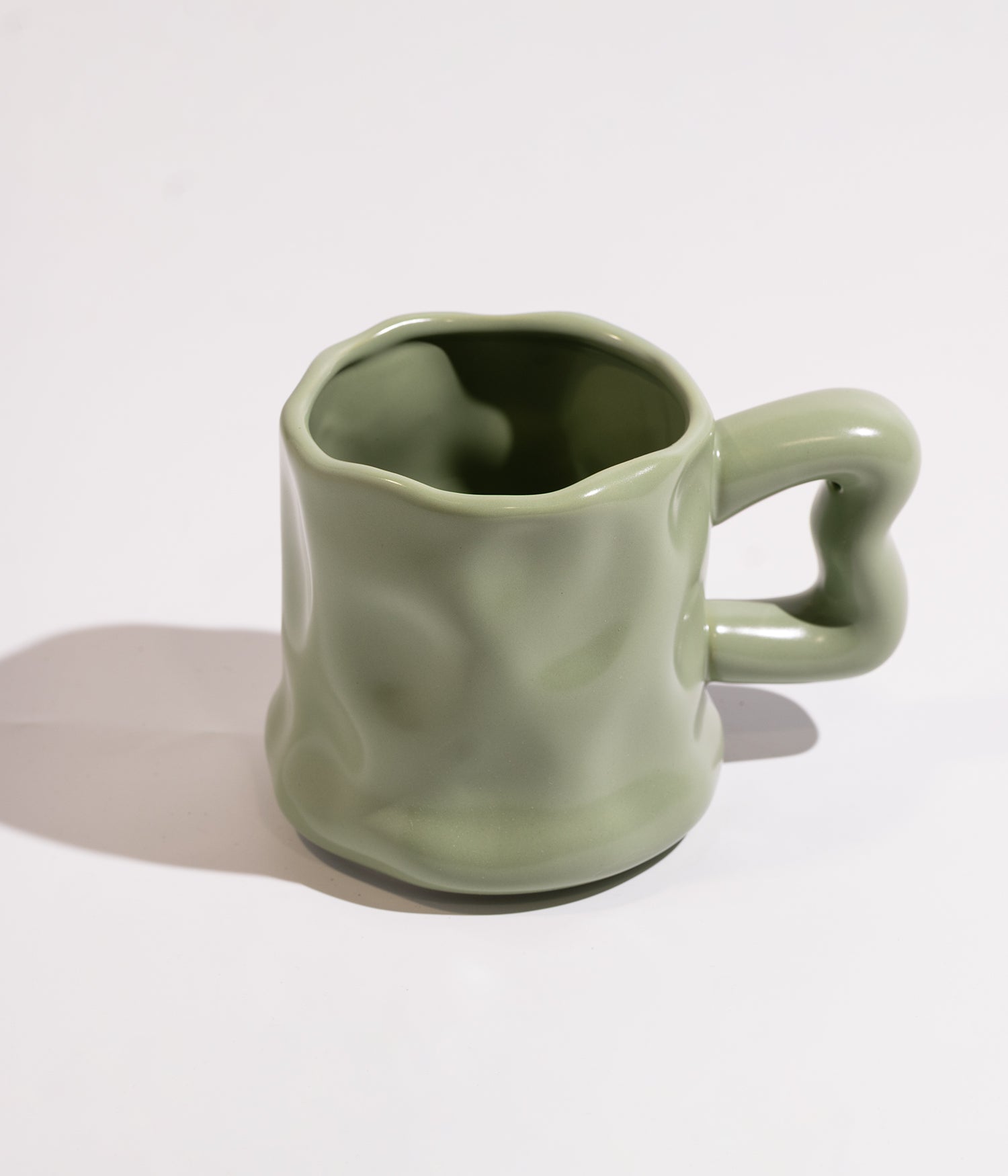 كوب سيراميك سادة بتصميم مموج ومقبض عصري مموج باللون الأخضر