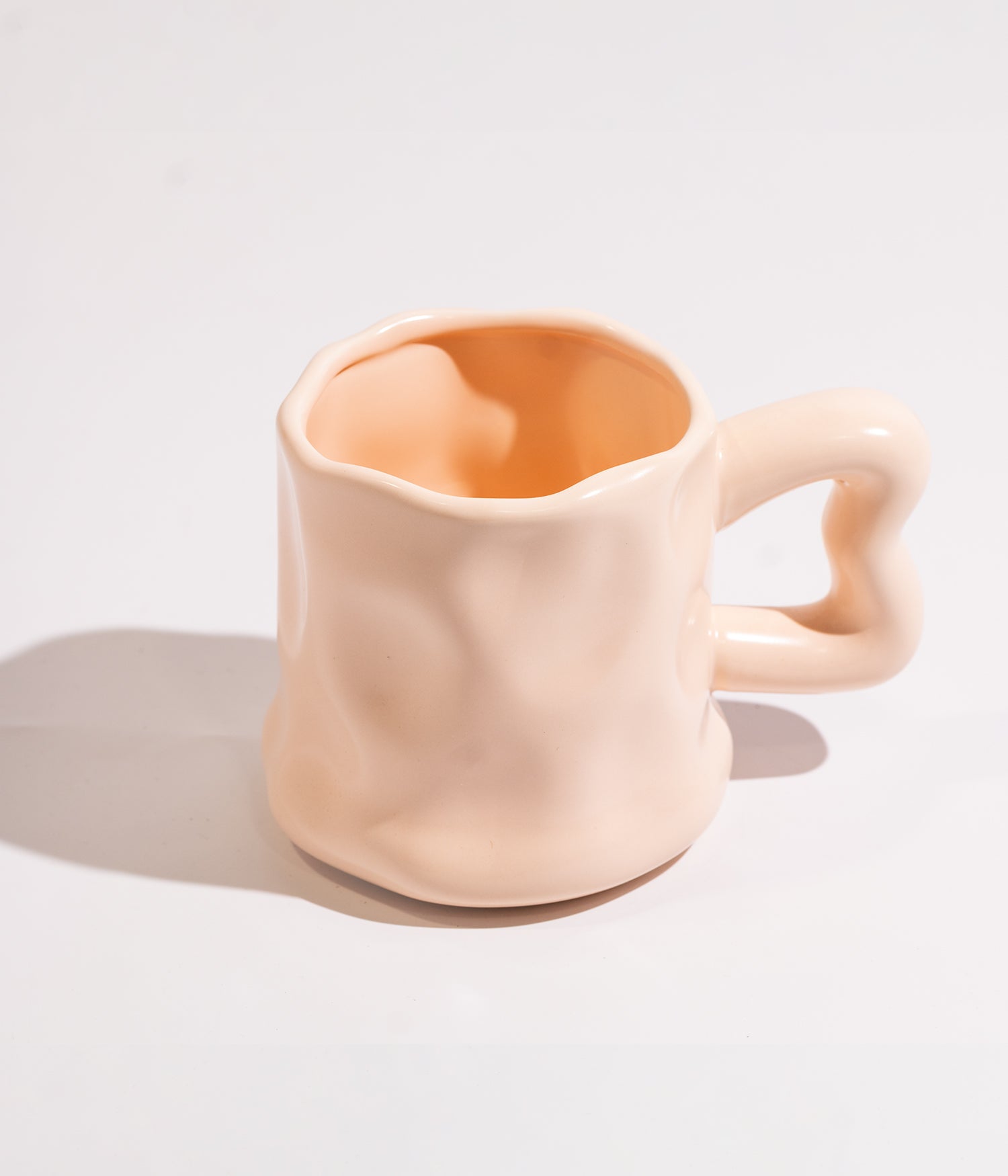 كوب سيراميك سادة بتصميم مموج ومقبض عصري مموج باللون البرتقالي