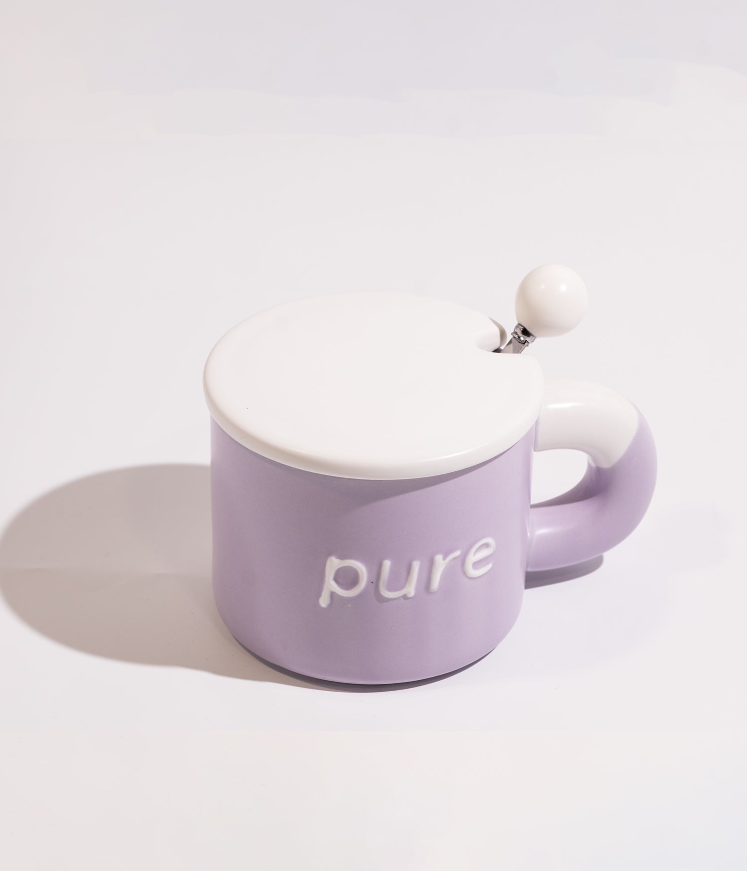 كوب قهوة مصنوع من السيراميك بتصميم PURE باللون البنفسجي، مزود بغطاء وملعقة، مناسب للاستخدام اليومي مع المشروبات الساخنة