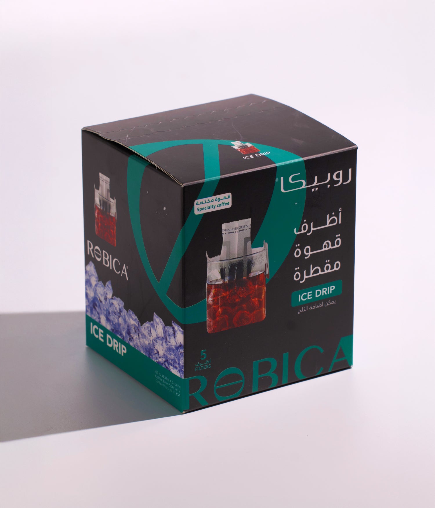 أطراف قهوة مقطرة من روبيكا مخصصة لتحضير الآيس دِرِب، بطعم غني ونكهة منعشة وقوام ناعم، مثالية للقهوة الباردة مع استخلاص متوازن وسلس