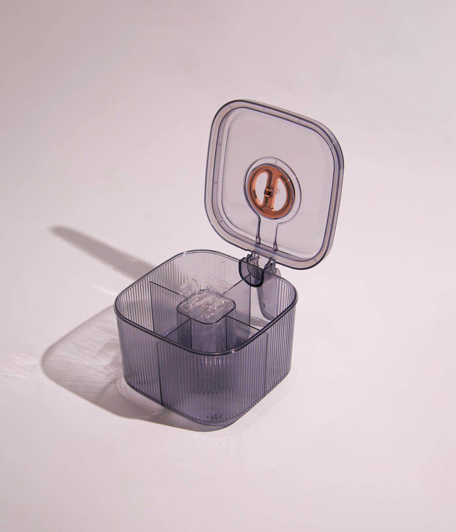 علبة توابل شفافة مقسمة 4 أقسام مع ملاعق بلاستيك – مقاس 17.5×15×10.5 سم