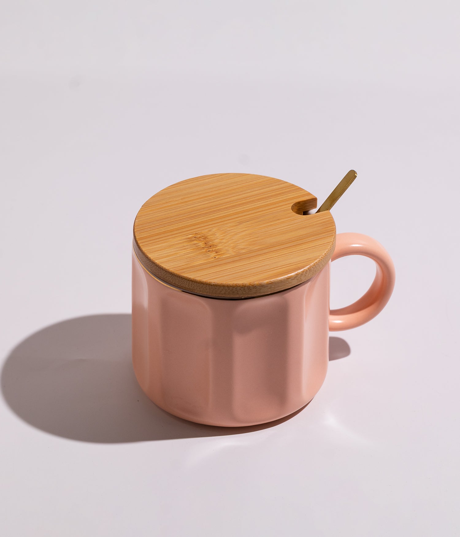 كوب سيراميك سادة مخطط مع غطاء خشبي وملعقة باللون الوردي