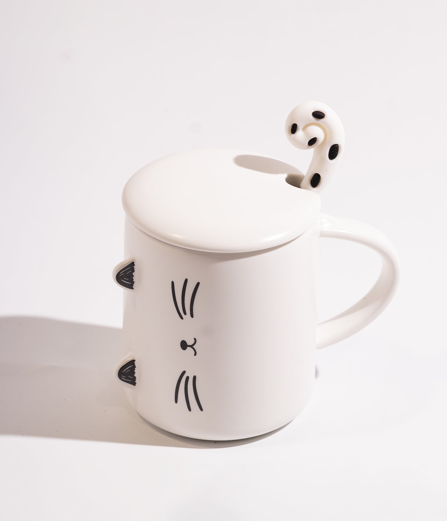 كوب سيراميك بتصميم قطة مائلة مع غطاء وملعقة ابيض اللون