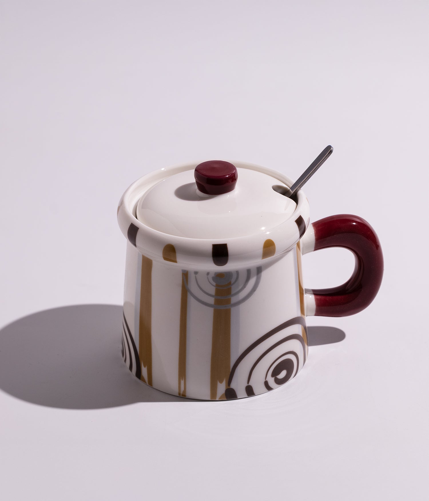 كوب سيراميكي فريد التصميم على شكل قدور الطهي، يأتي مع غطاء وملعقة، مثالي للاستخدام اليومي مع القهوة أو الشاي