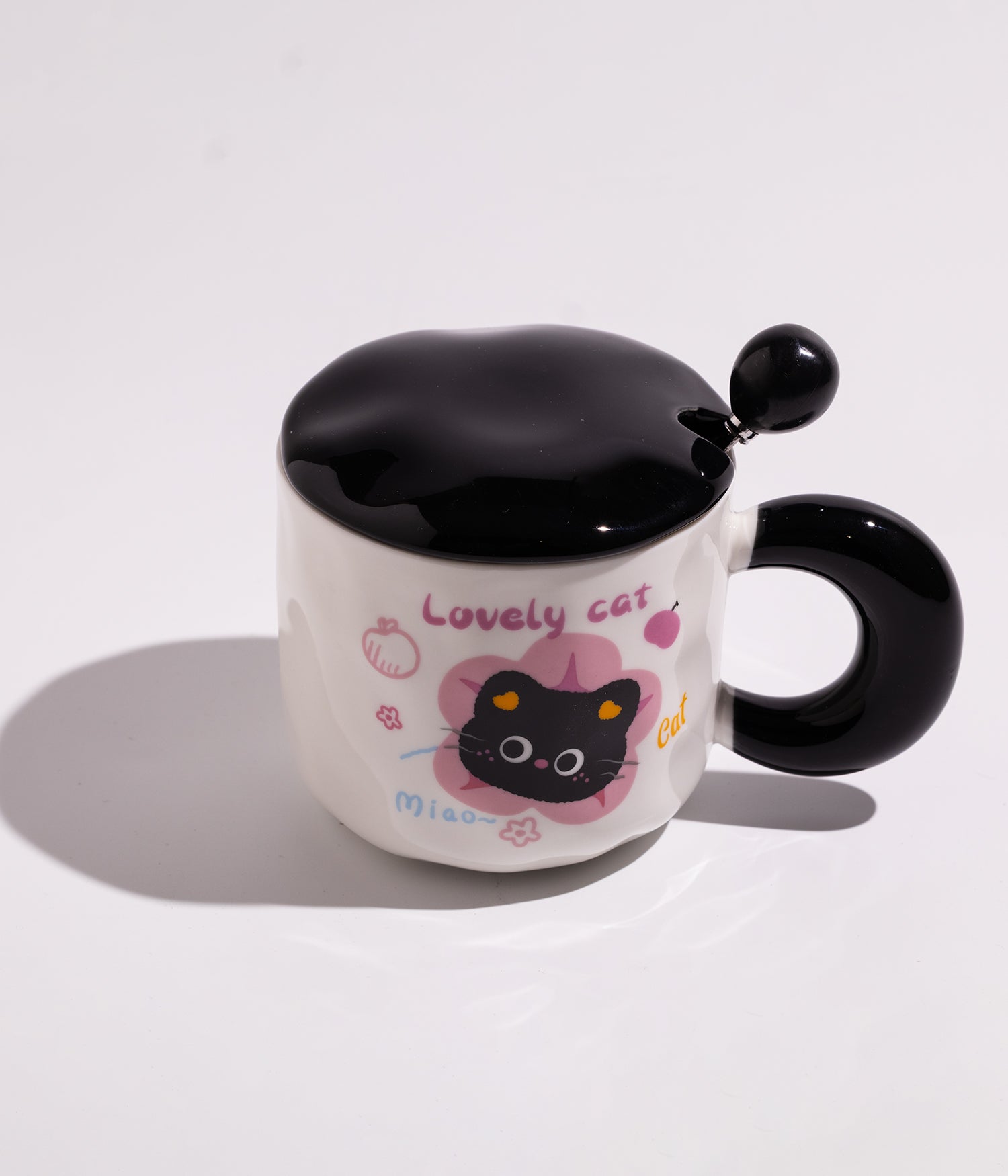 كوب سيراميك ابيض برسمة قطة سوداء وغطاء اسود مع ملعقة