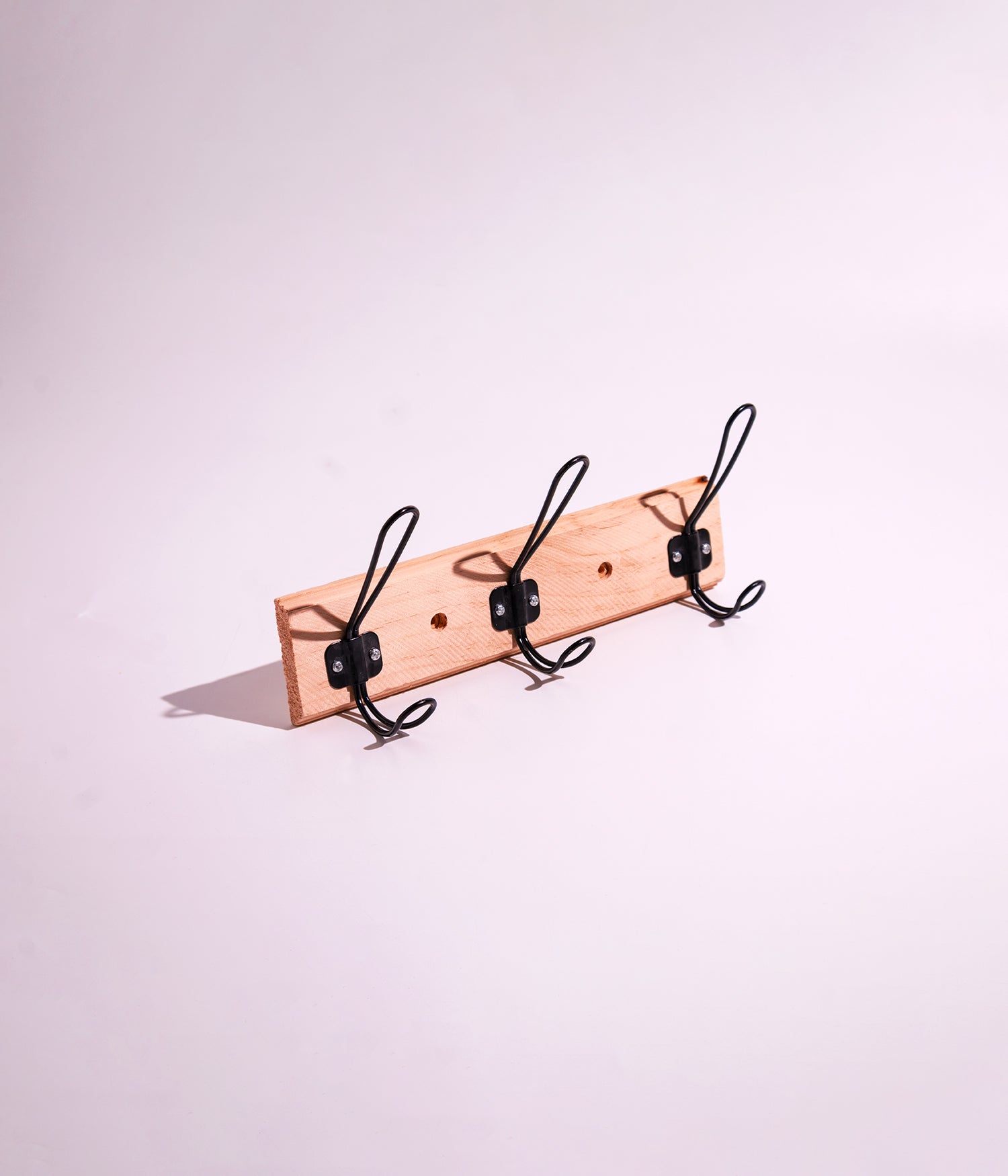 علاقة ملابس حائطية خشبية بـ عدة خطافات مزدوجة