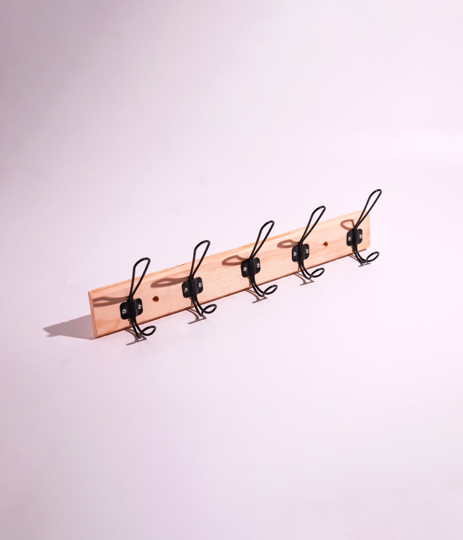 علاقة ملابس حائطية خشبية بـ عدة خطافات مزدوجة