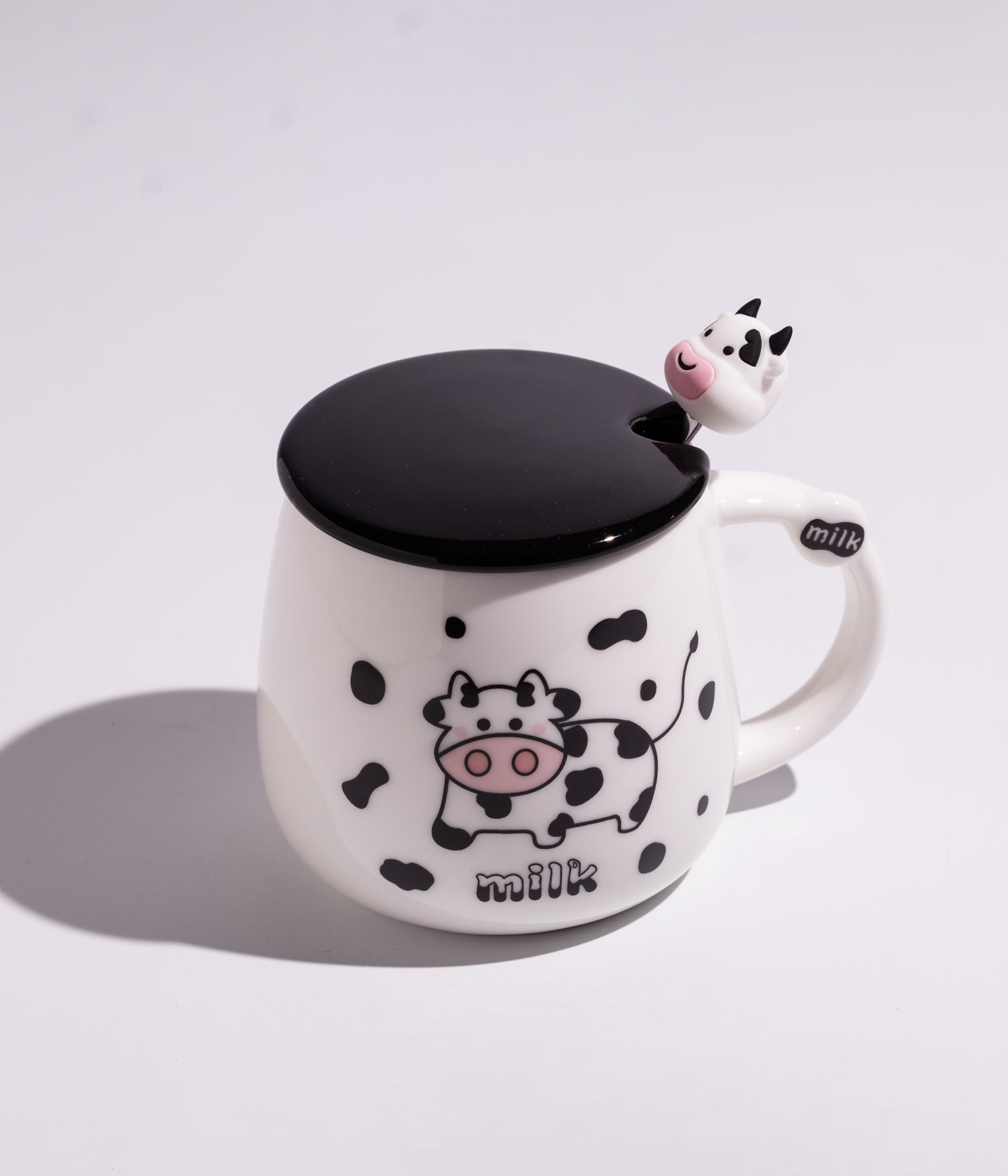 كوب سيراميك بتصميم بقرة مرحة وبغطاء وملعقة