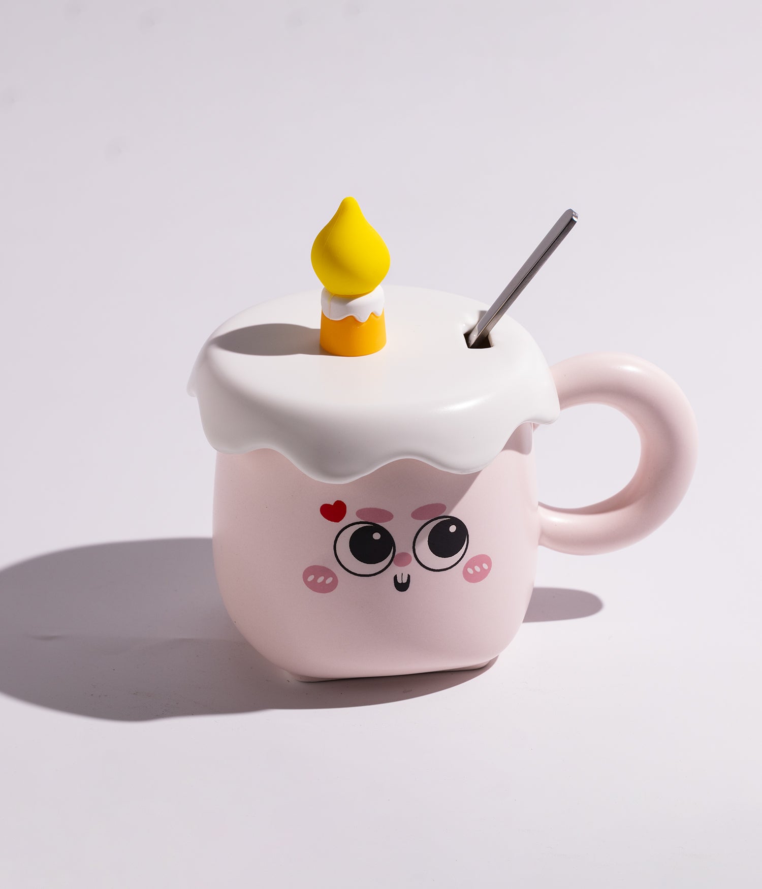 كوب سيراميك بتصميم كيكة عيد الميلاد مع شمعة على الغطاء وملعقة