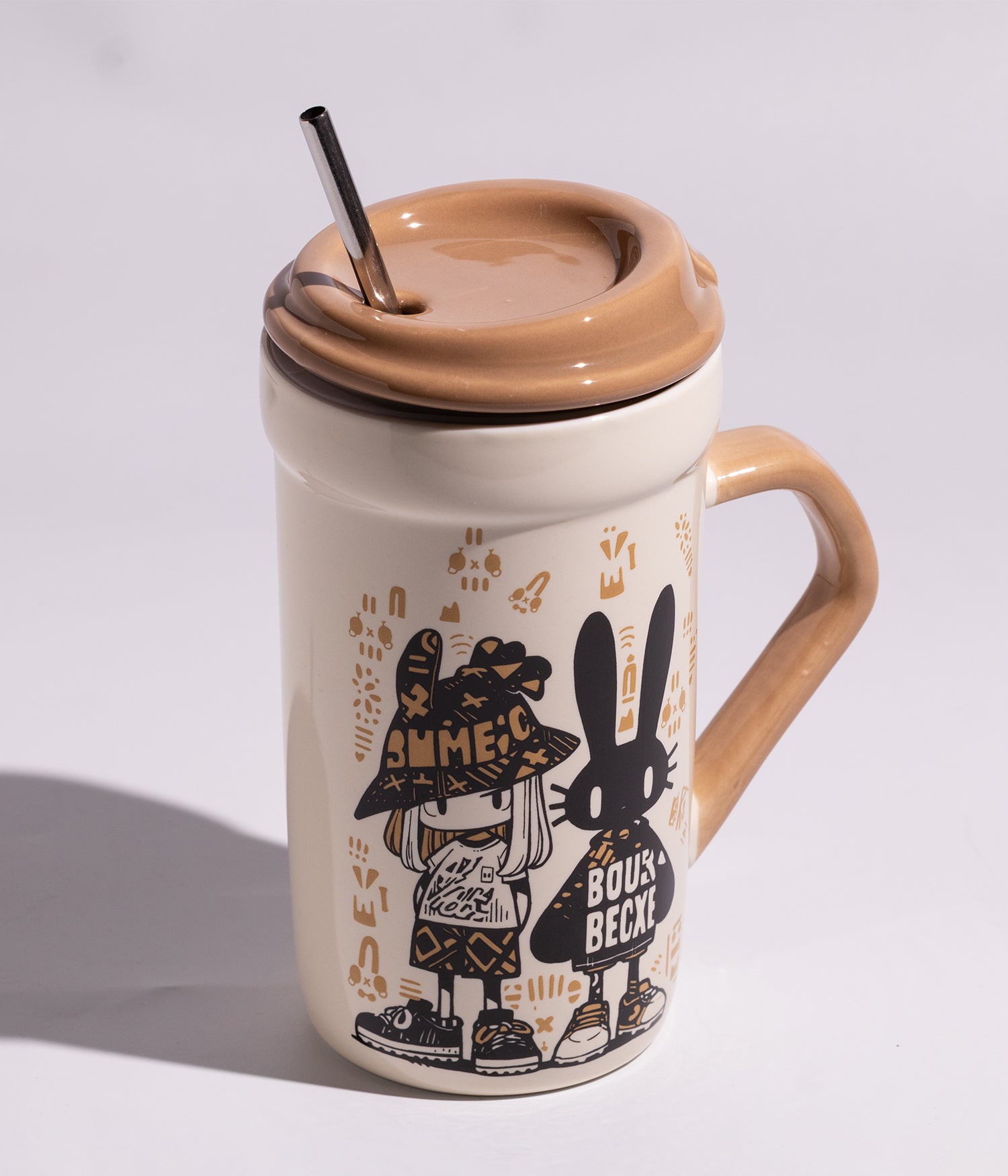 كوب سيراميك برسمة أرنبين مزوّد بغطاء ومزاز معدني عملي