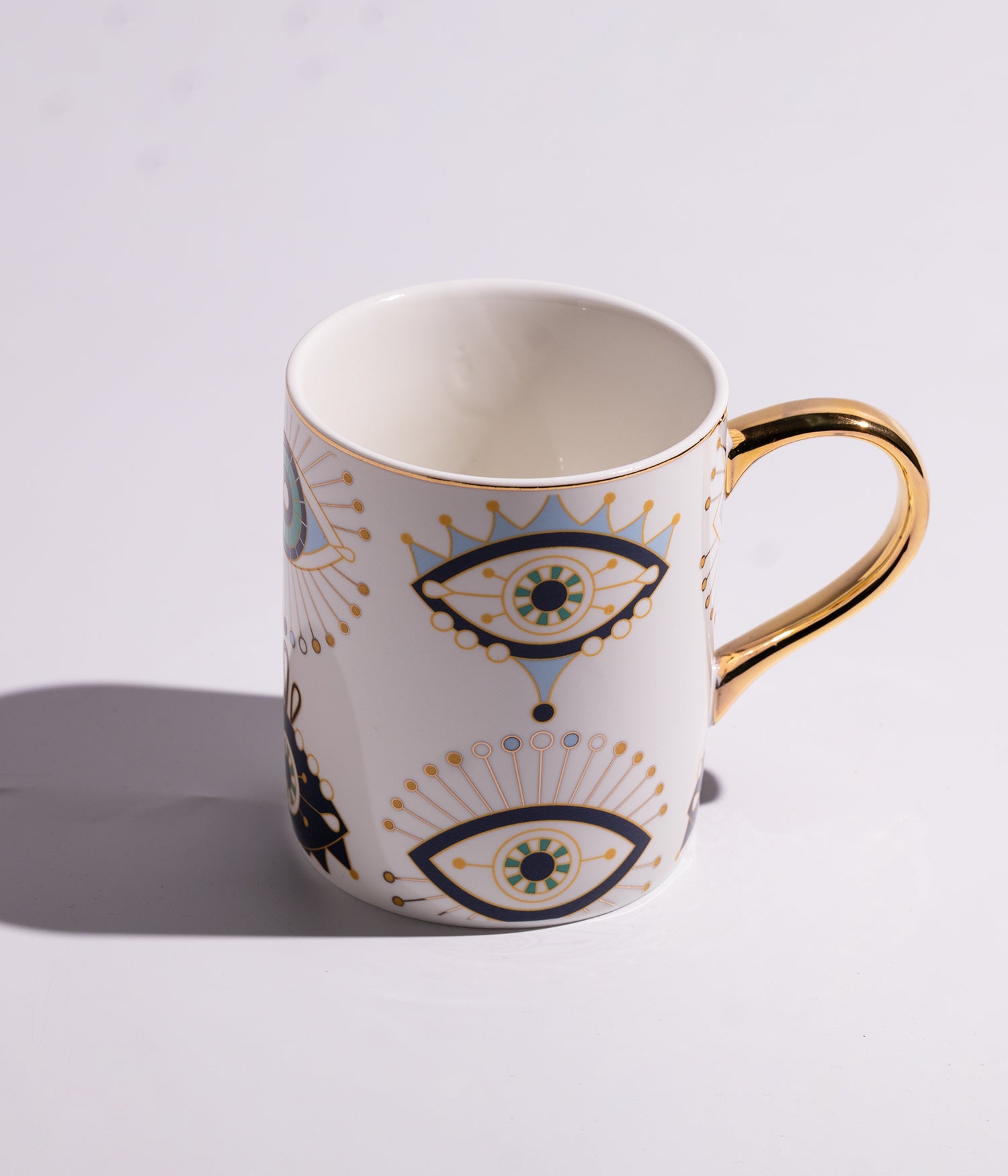 كوب سيراميك بتصميم عيون زرقاء ومقبض ذهبي