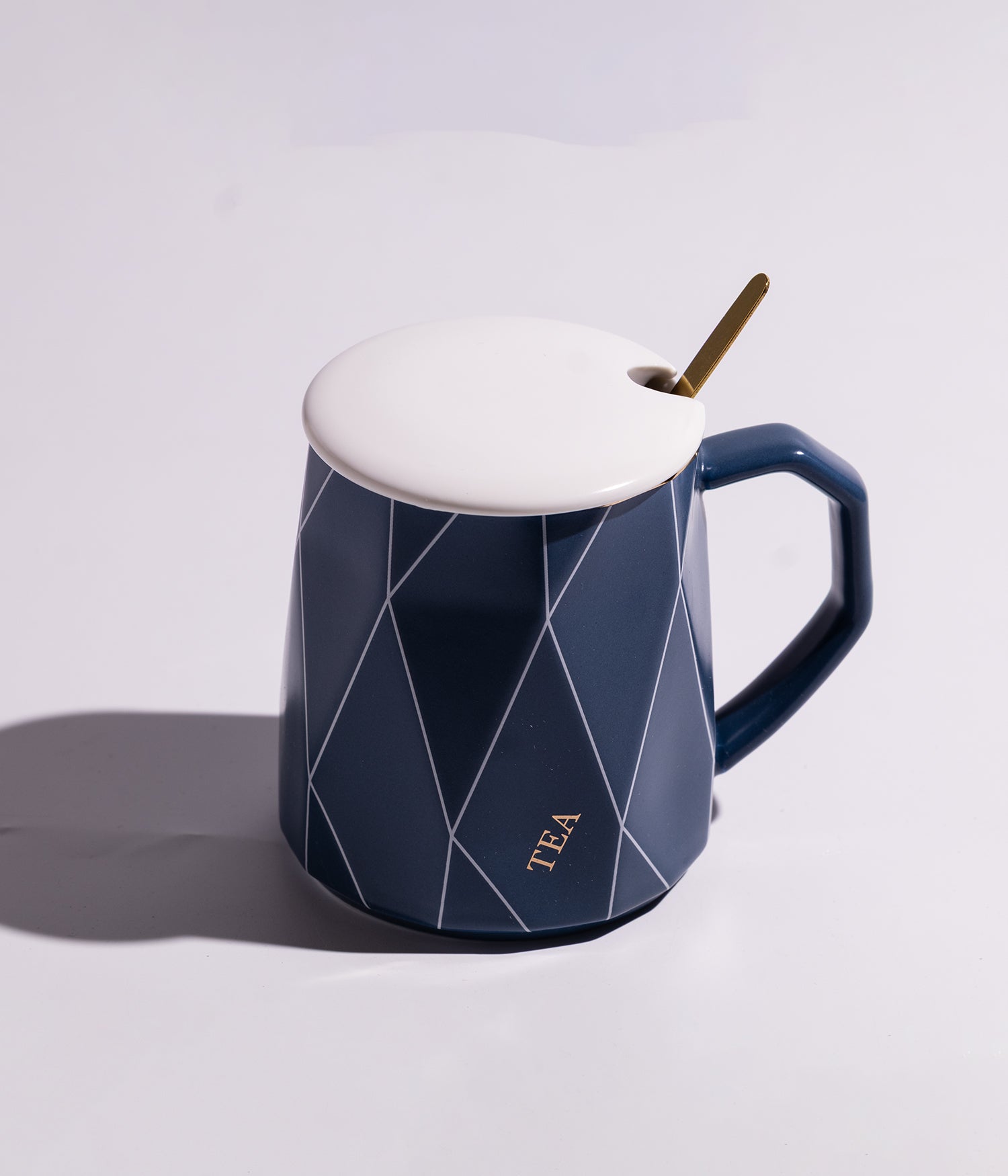 كوب سيراميك بتصميم هندسي مع غطاء وملعقة ذهبية