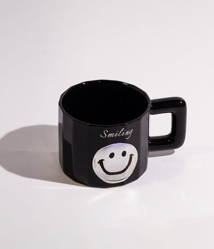 كوب قهوة سيراميك بوجه مبتسم وغطاء خشبي