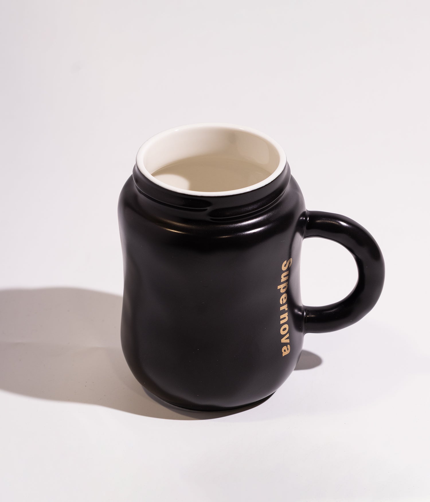 كوب سيراميك سادة انيق بغطاء  ازرق  وخط ذهبي محكم الاغلاق لحفظ الحرارة