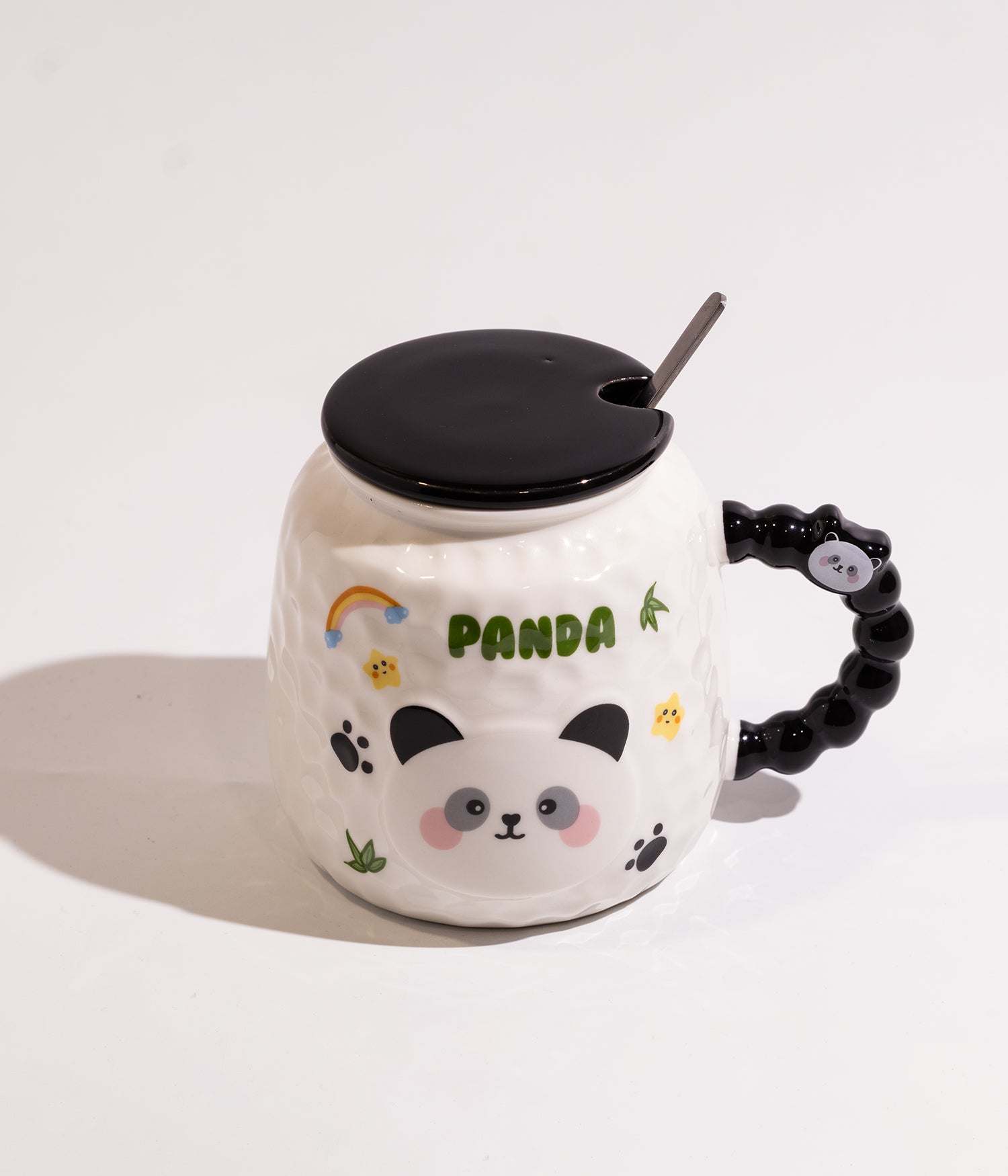 كوب سيراميك ابيض برسوم باندا مزوّد بغطاء اسود وملعقة