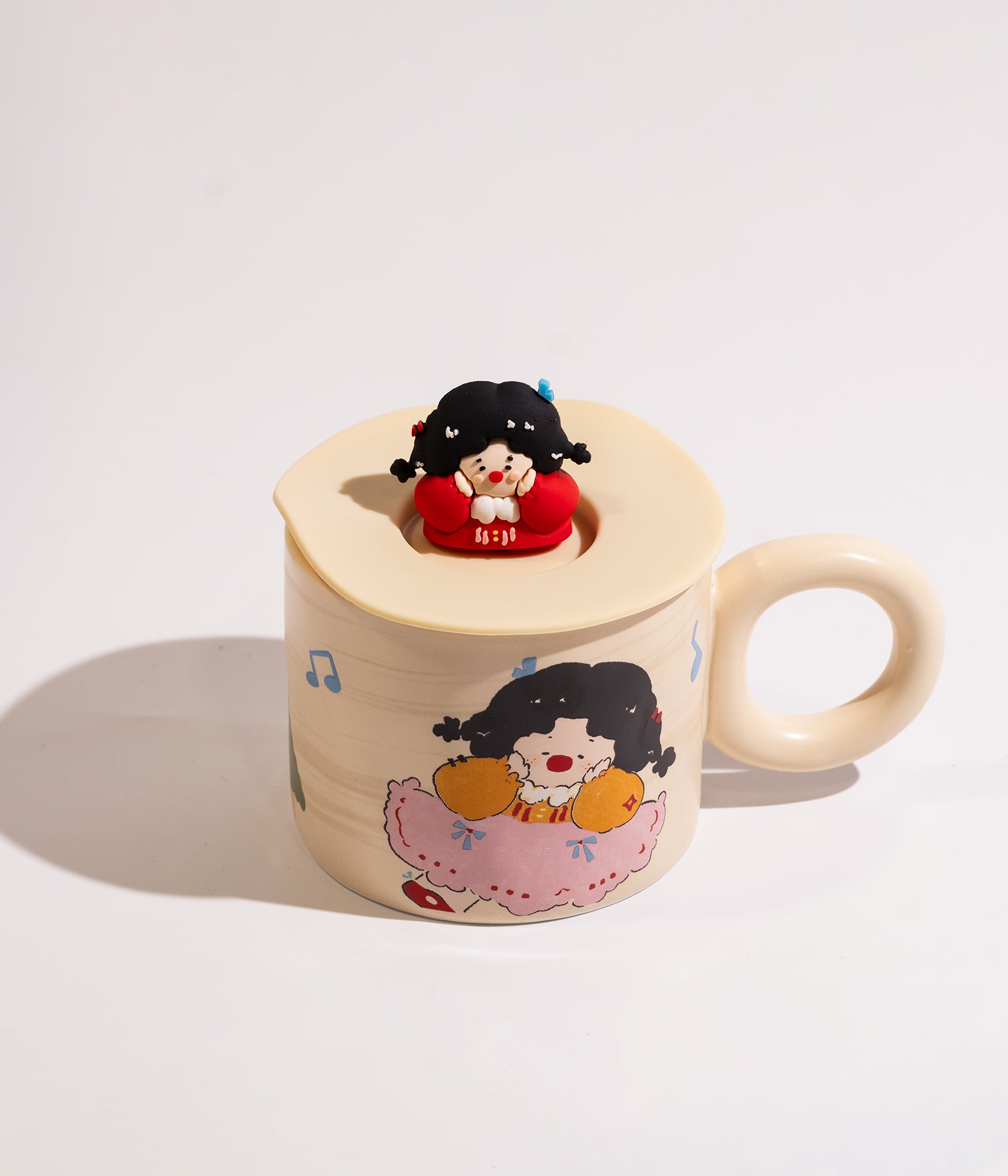 كوب سيراميك بغطاء عليه مجسم فتاة صغيرة مرحة