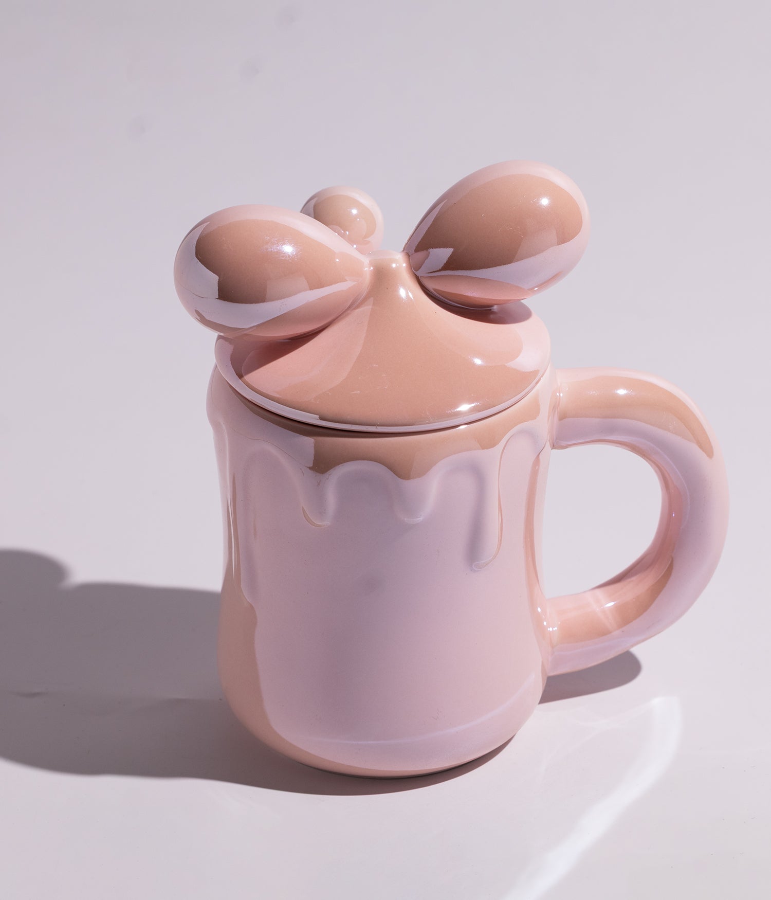 كوب قهوة سيراميك يأتي مع غطاء بتصميم فيونكة وملعقة