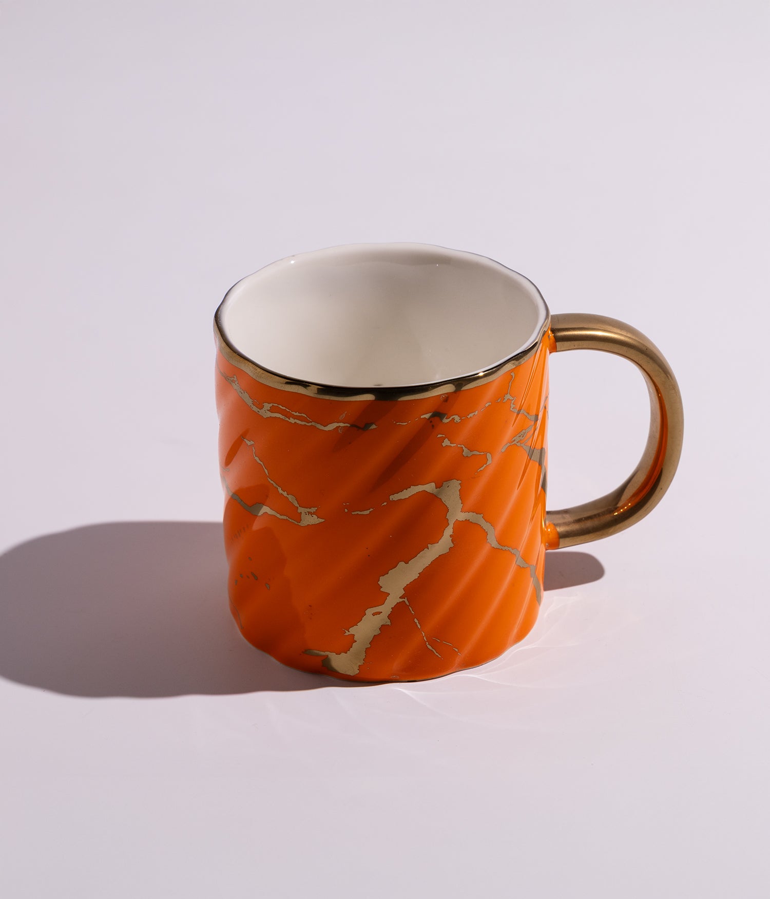 كوب سيراميك بتصميم خطوط ذهبية على الكوب