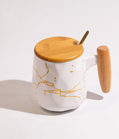 كوب سيراميك مزين بخطوط ذهبية وبمقبض وغطاء خشبي مع ملعقة