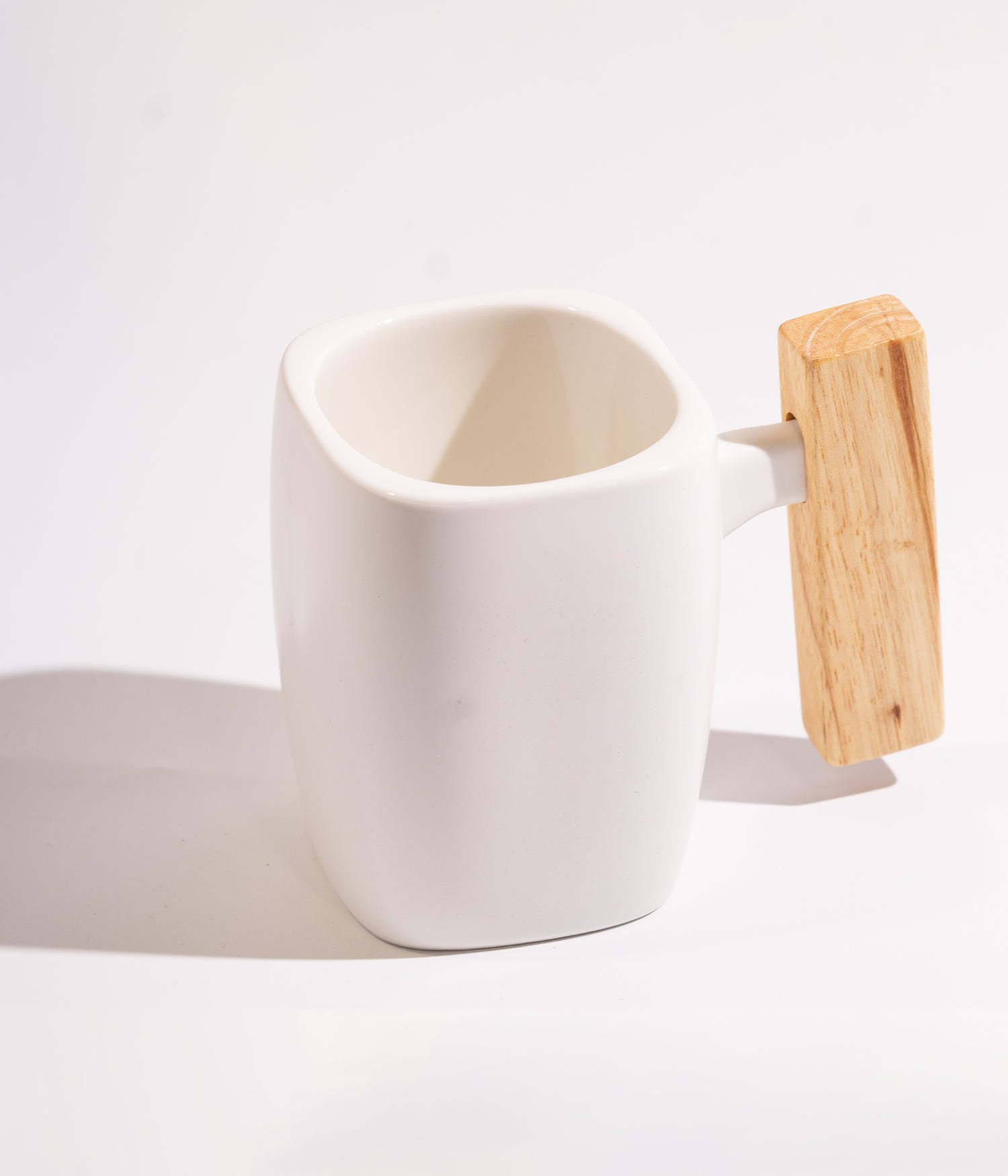 كوب سيراميك سادة بغطاء ومقبض خشبي  مميز الشكل مع ملعقة