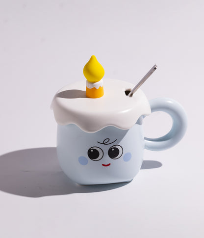 كوب سيراميك بتصميم كيكة عيد الميلاد مع شمعة على الغطاء وملعقة