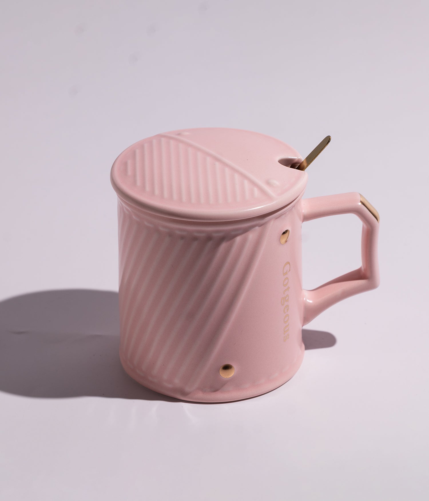 كوب قهوة سيراميك بتصميم خطوط مائلة مع غطاء وملعقة