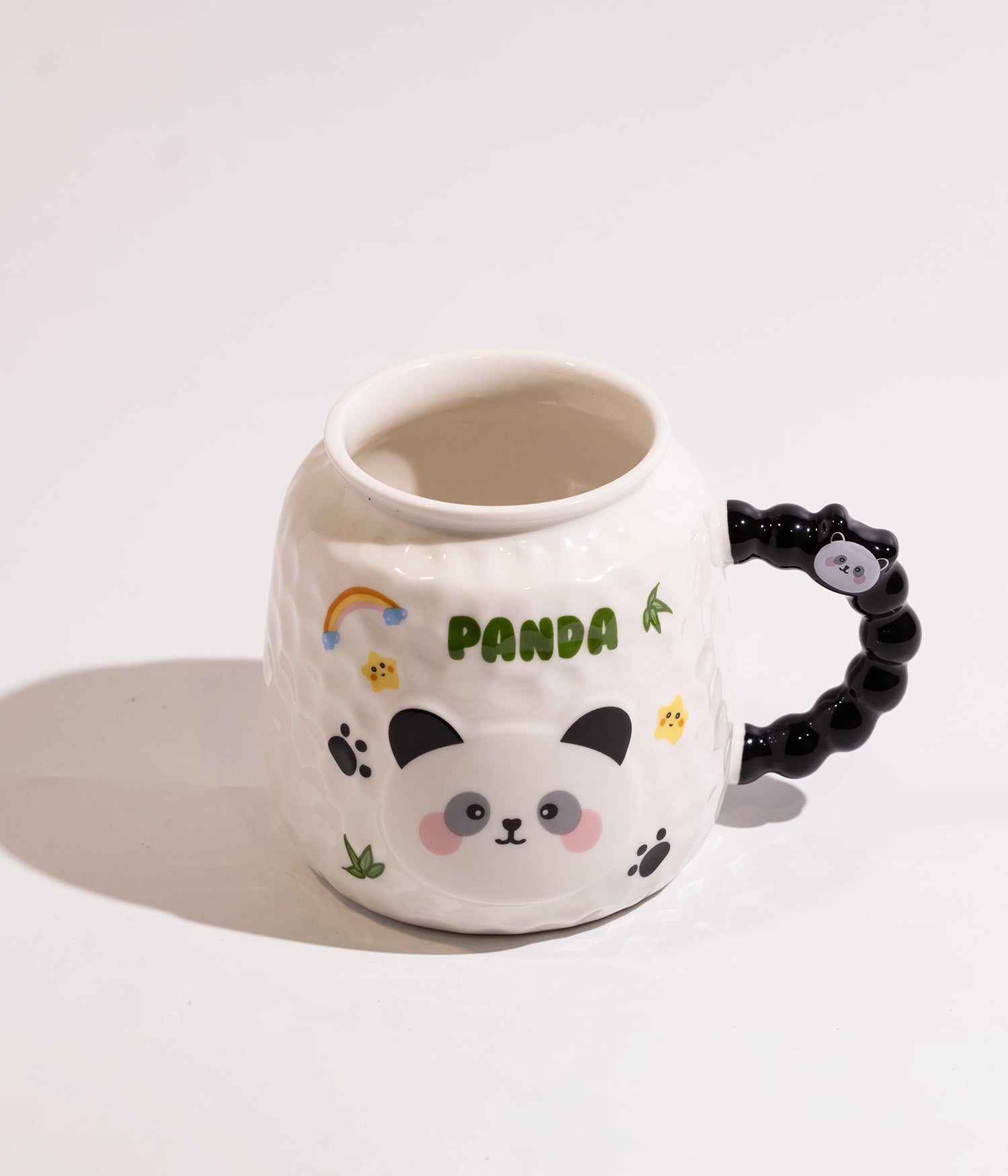 كوب سيراميك ابيض برسوم باندا مزوّد بغطاء اسود وملعقة