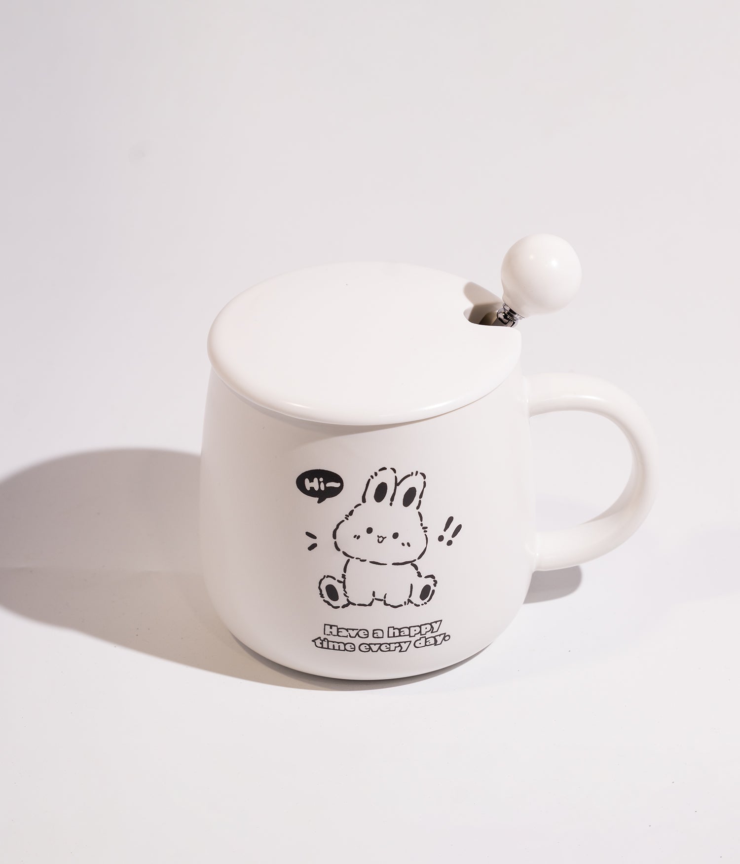 كوب سيراميك ابيض برسوم ارانب مرحة مزوّد بغطاء وملعقة