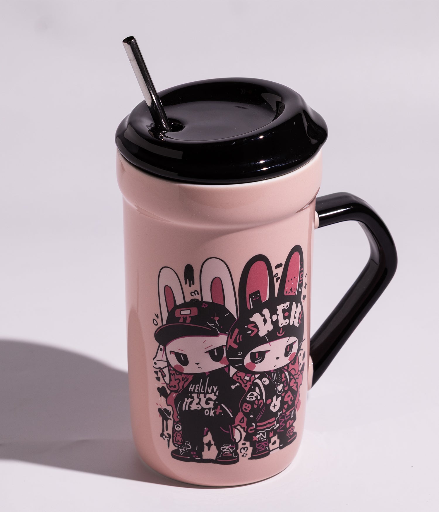 كوب سيراميك برسمة أرنبين مزوّد بغطاء ومزاز معدني عملي