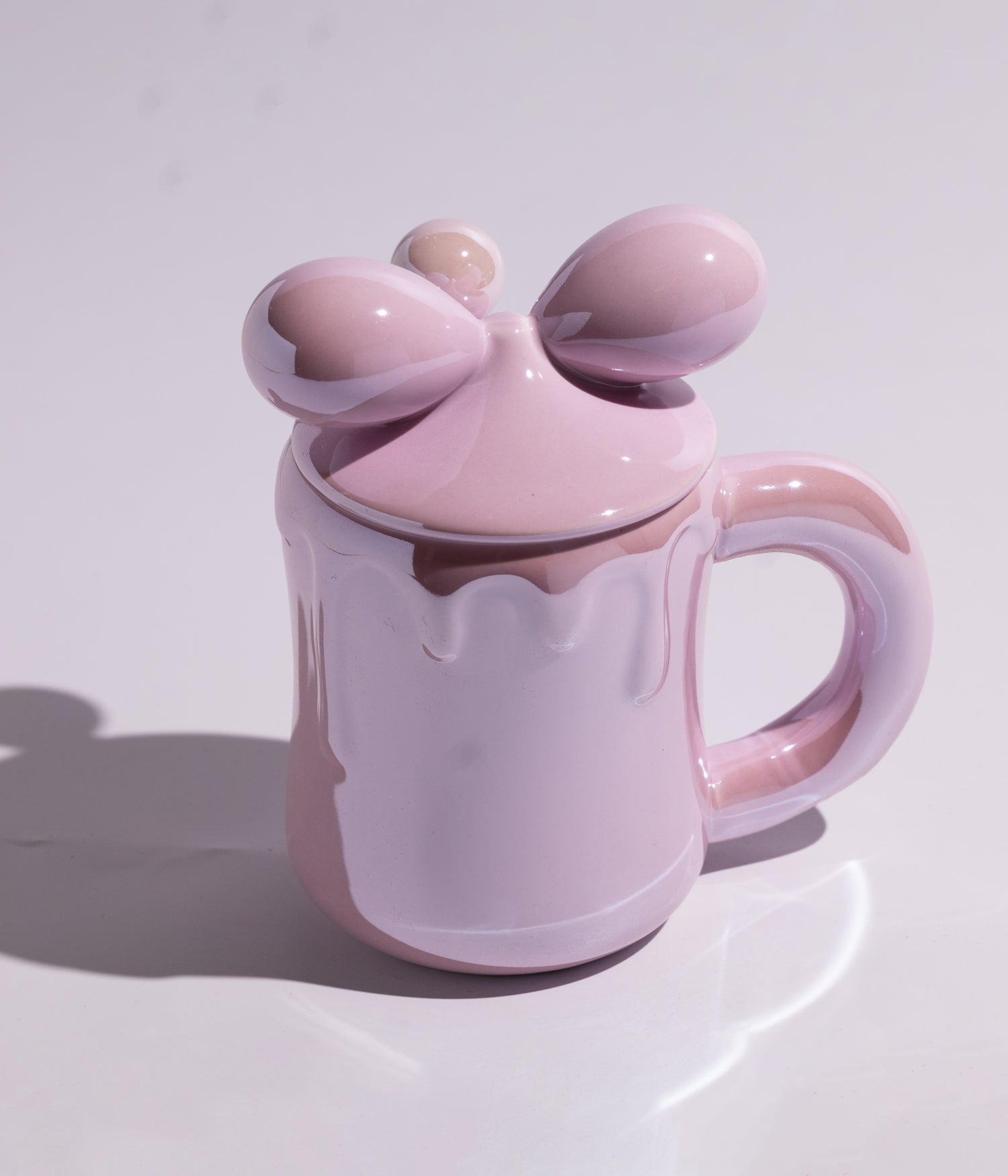 كوب قهوة سيراميك يأتي مع غطاء بتصميم فيونكة وملعقة