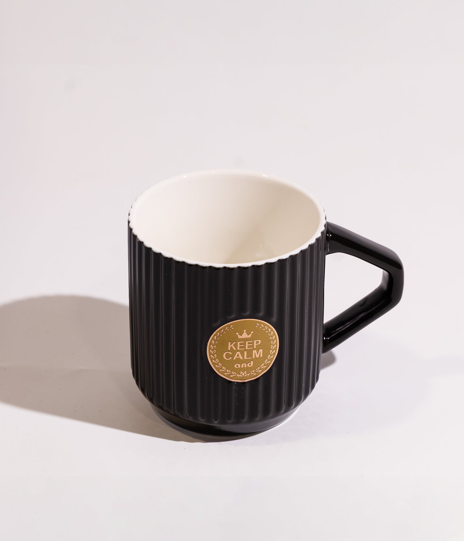 كوب سيراميك بتصميم مموج بدائرة ذهبية ملكية  بالوسط مع غطاء خشبي وملعقة