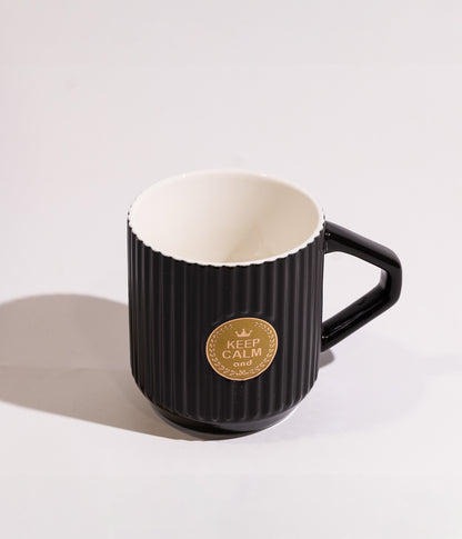 كوب سيراميك بتصميم مموج بدائرة ذهبية ملكية  بالوسط مع غطاء خشبي وملعقة