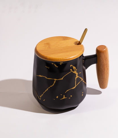 كوب سيراميك مزين بخطوط ذهبية وبمقبض وغطاء خشبي مع ملعقة