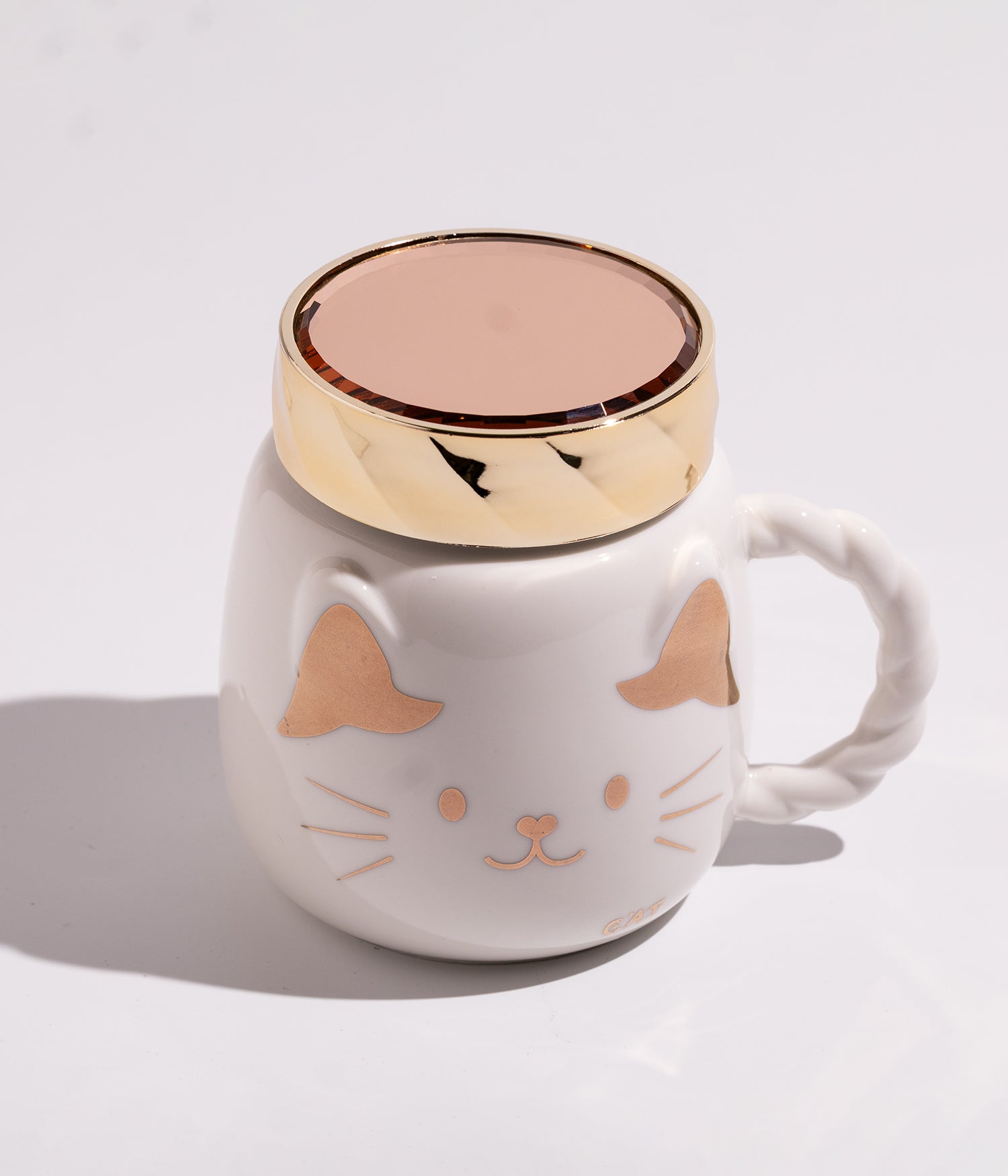 كوب سيراميك بتصميم وجه القطة الذهبية مع غطاء ذهبي محكم الاغلاق