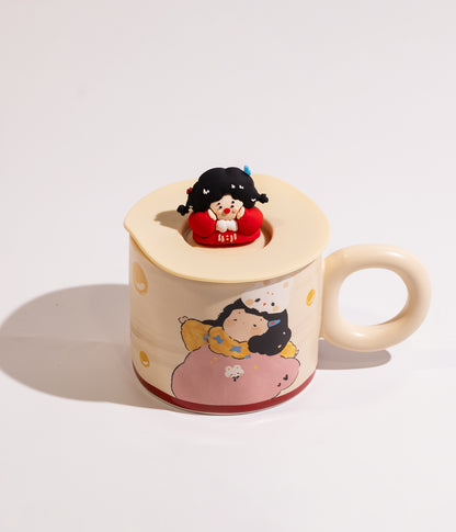 كوب سيراميك بغطاء عليه مجسم فتاة صغيرة مرحة