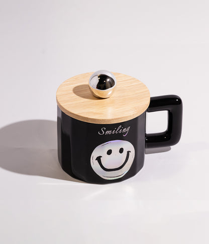 كوب قهوة سيراميك بوجه مبتسم وغطاء خشبي