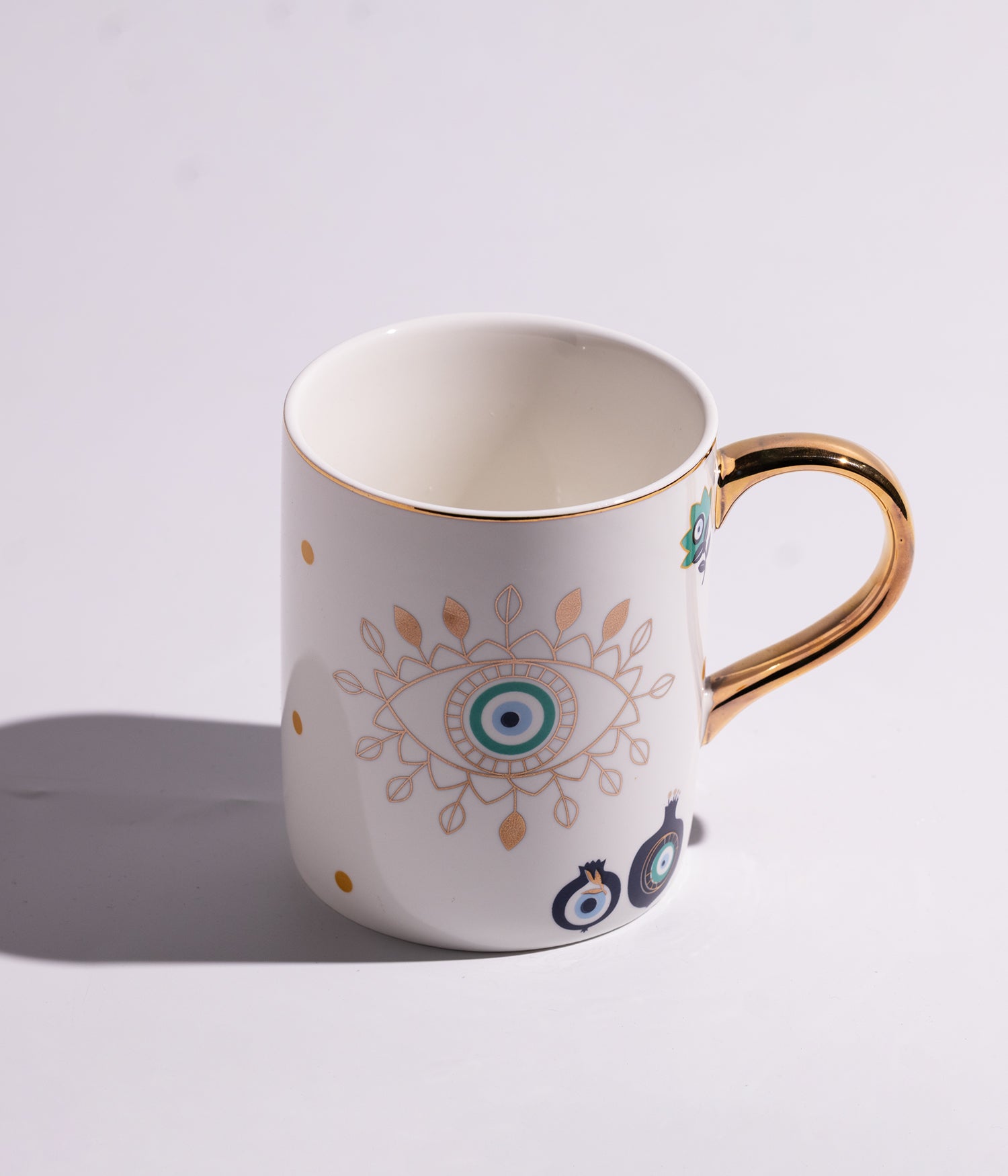 كوب سيراميك بتصميم عيون زرقاء ومقبض ذهبي