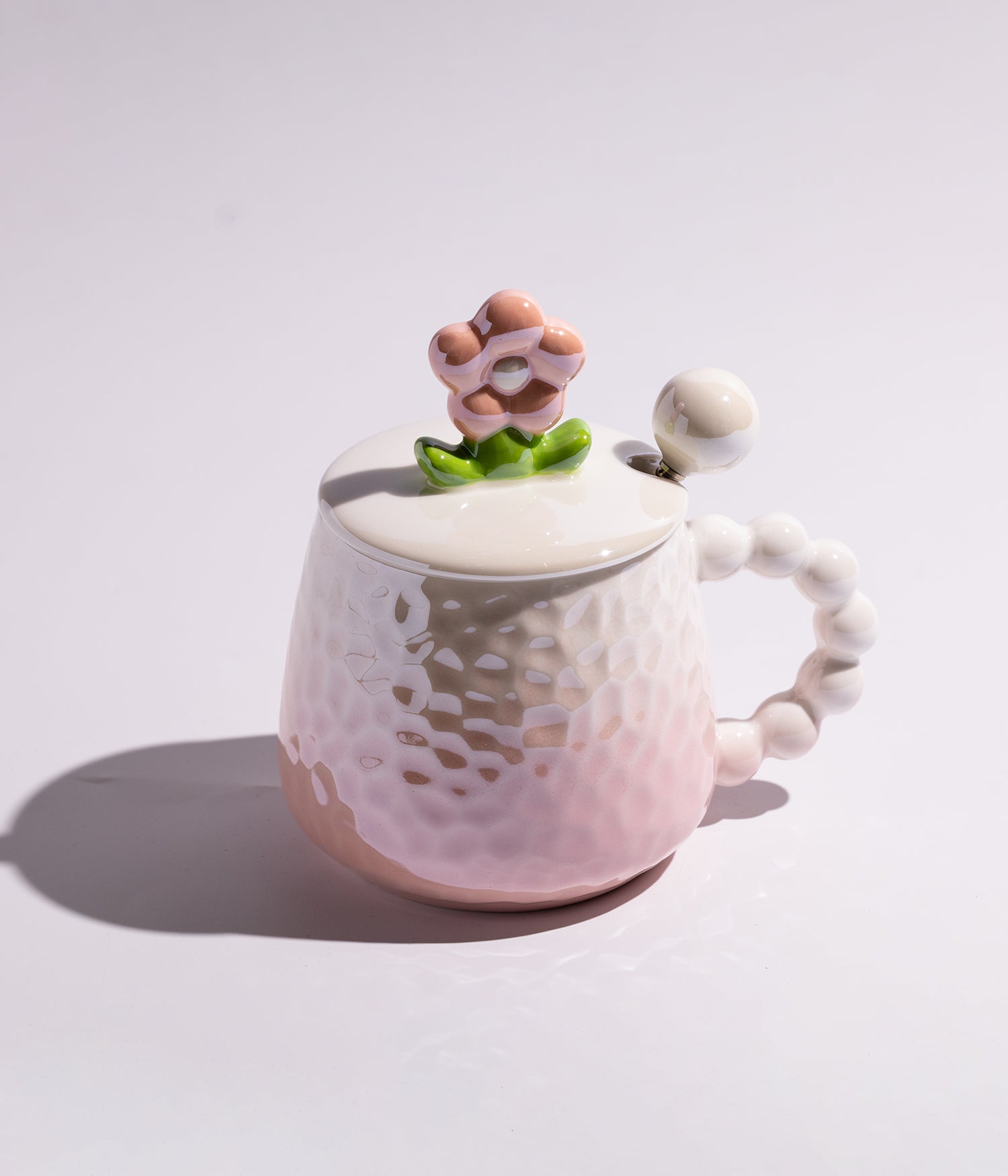 كوب سيراميك بتدرج لوني وبتصميم مجسم الوردة على الملعقة مع غطاء