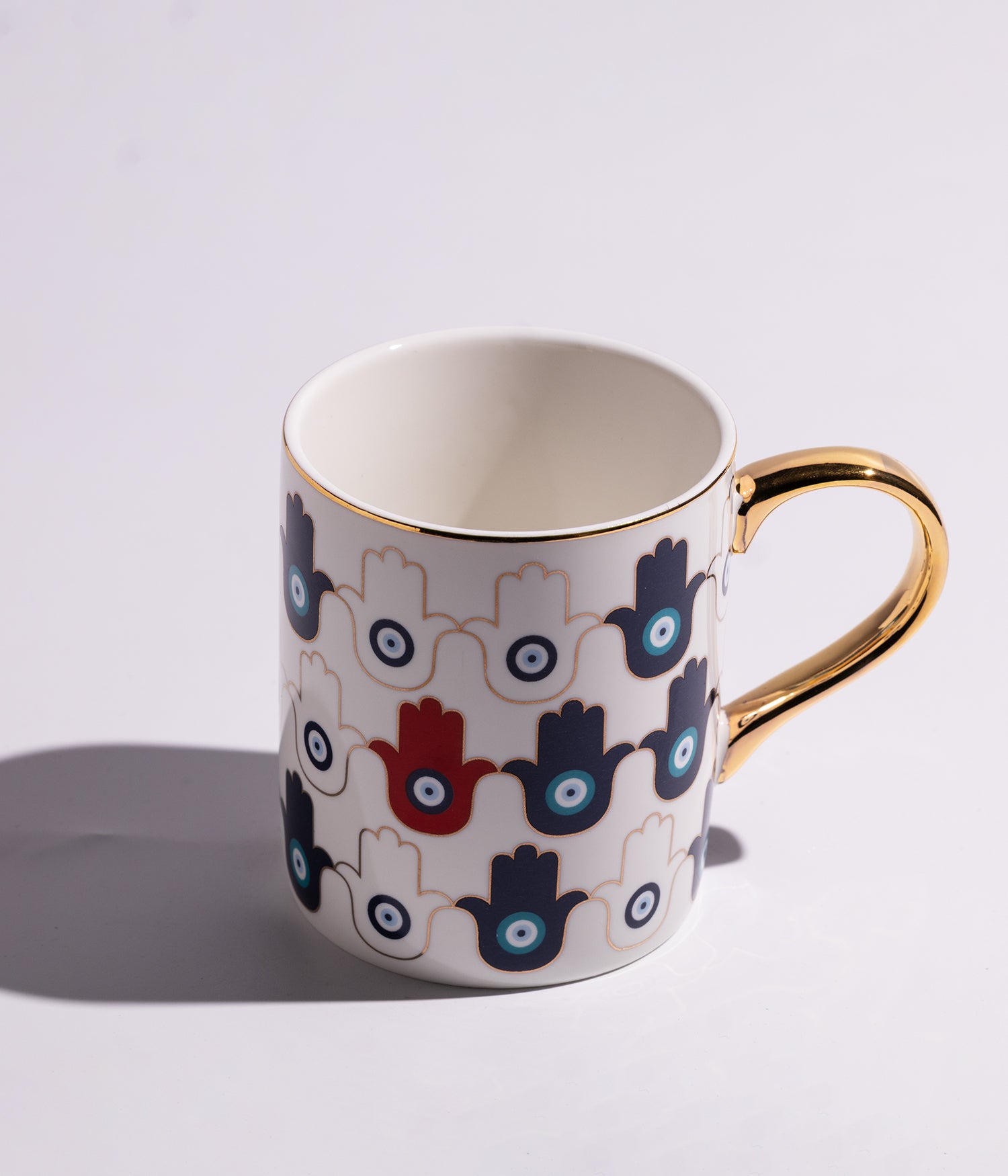 كوب سيراميك بتصميم عيون زرقاء ومقبض ذهبي