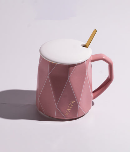 كوب سيراميك بتصميم هندسي مع غطاء وملعقة ذهبية