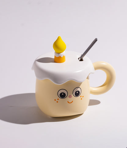 كوب سيراميك بتصميم كيكة عيد الميلاد مع شمعة على الغطاء وملعقة