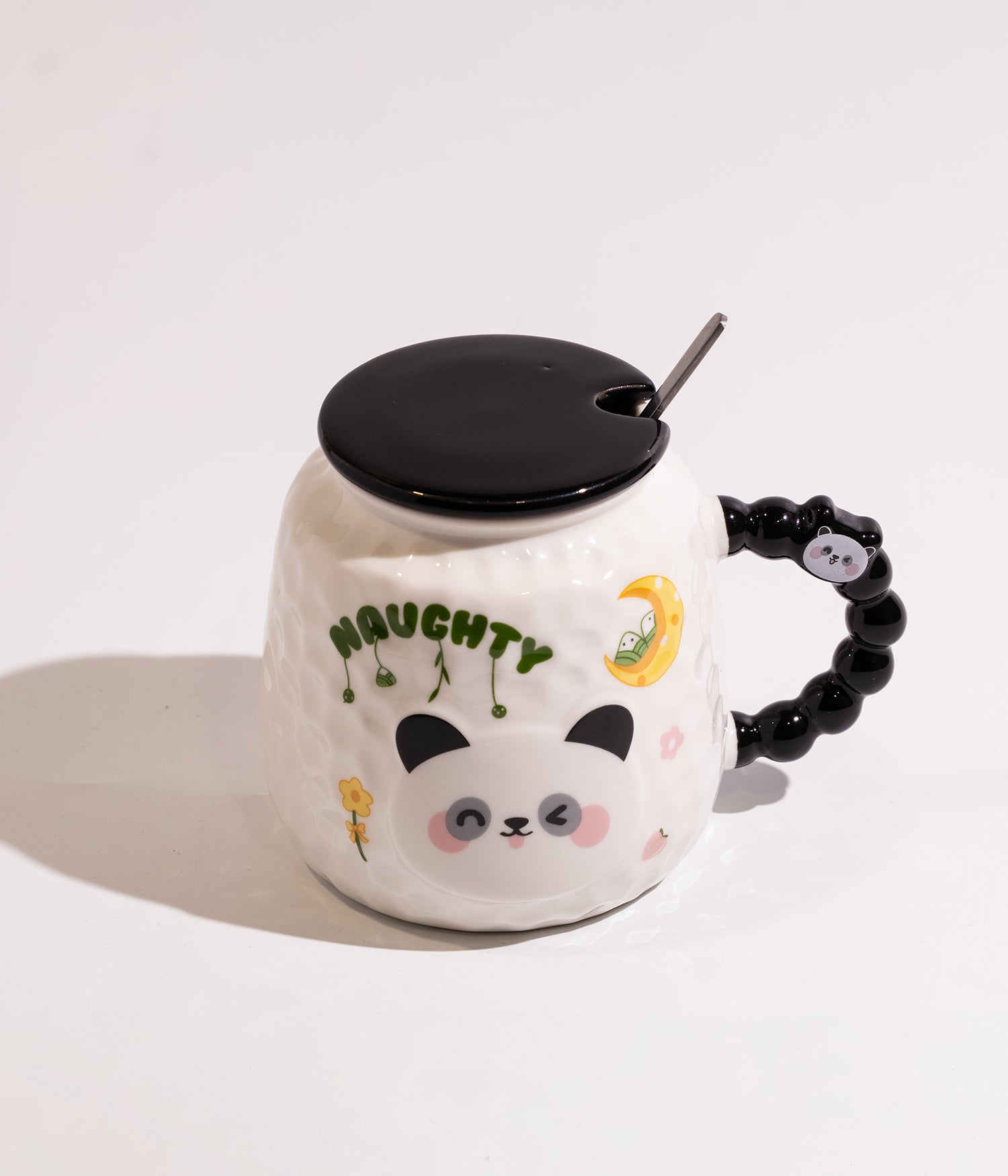 كوب سيراميك ابيض برسوم باندا مزوّد بغطاء اسود وملعقة