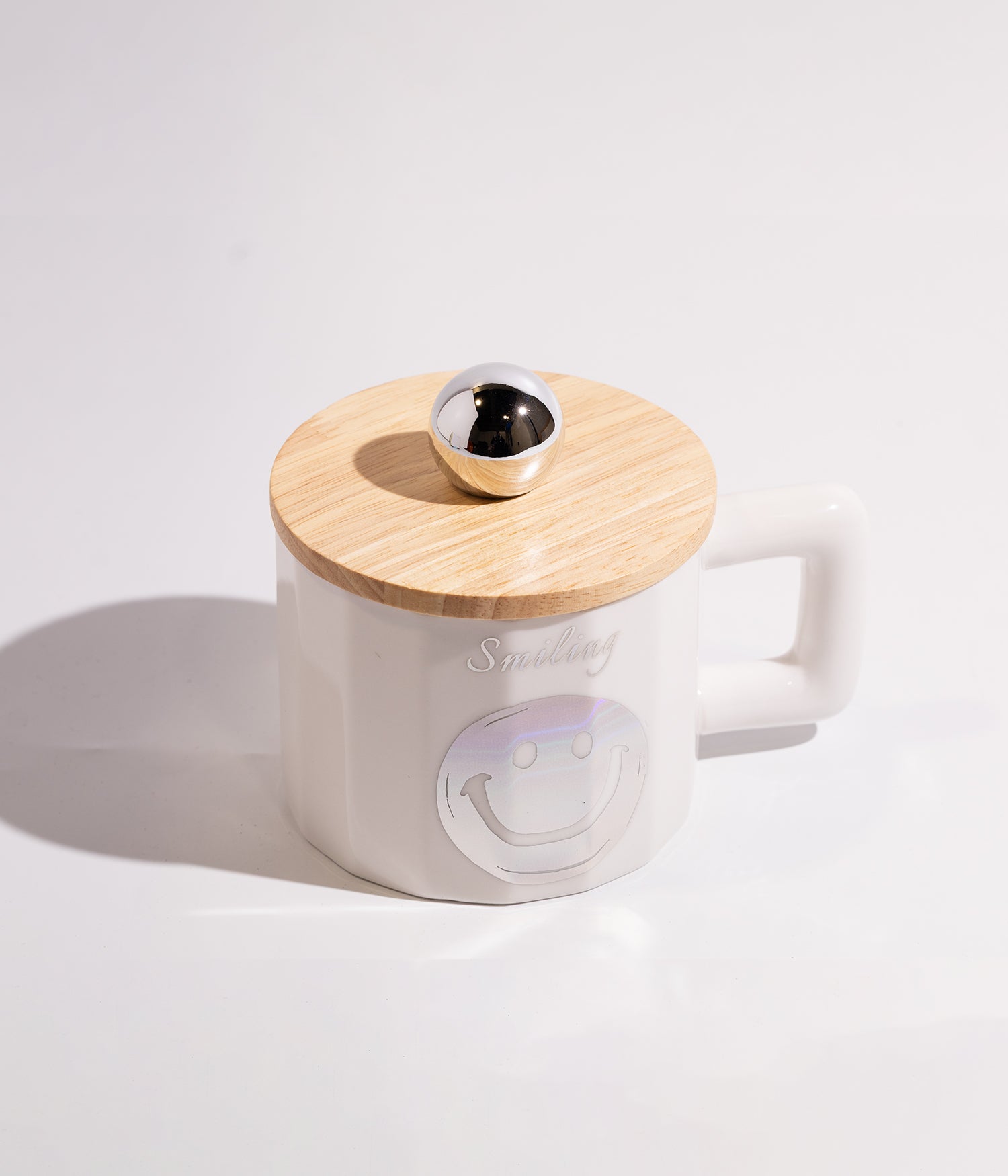 كوب قهوة سيراميك بوجه مبتسم وغطاء خشبي