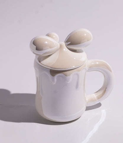 كوب قهوة سيراميك يأتي مع غطاء بتصميم فيونكة وملعقة