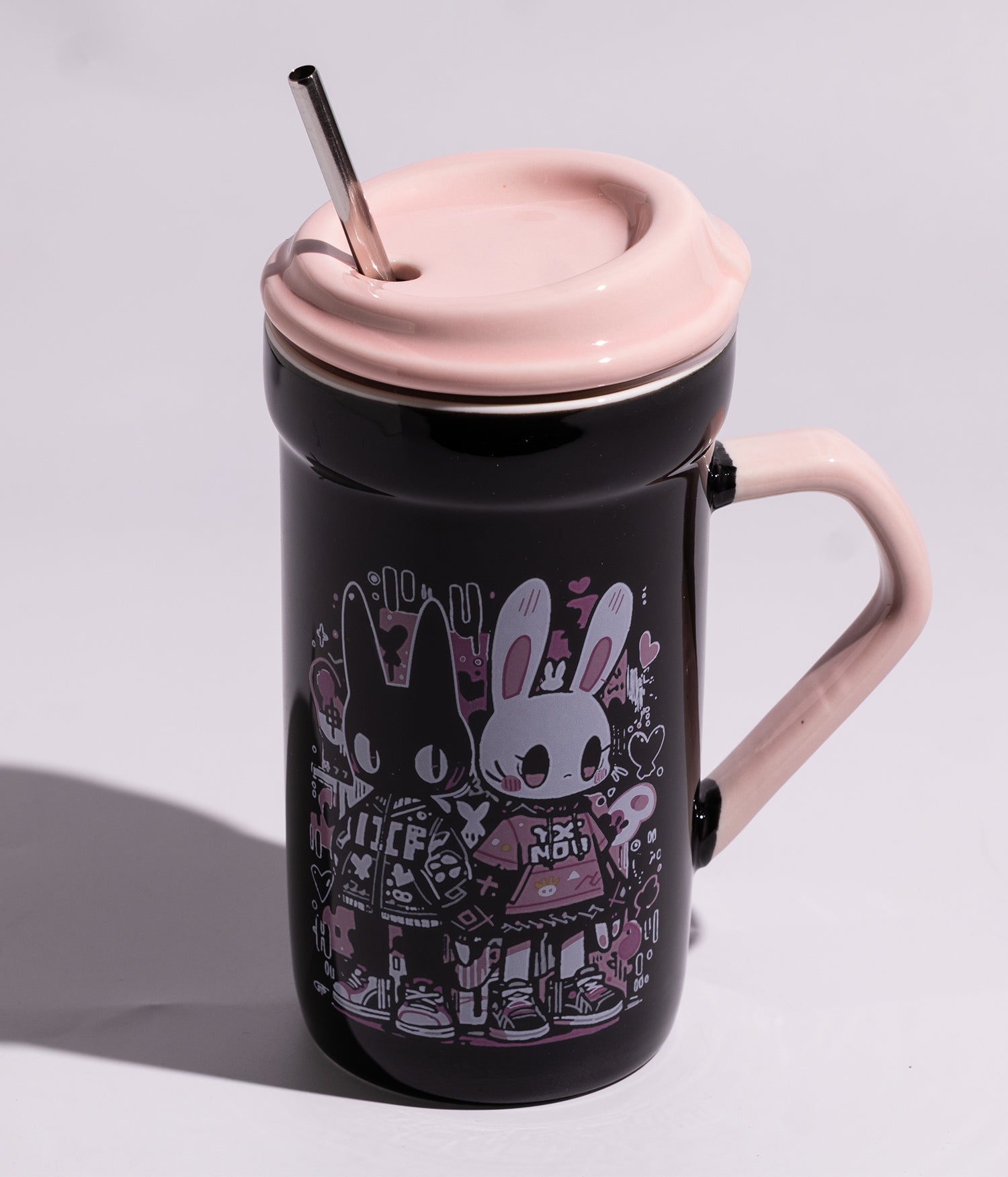 كوب سيراميك برسمة أرنبين مزوّد بغطاء ومزاز معدني عملي