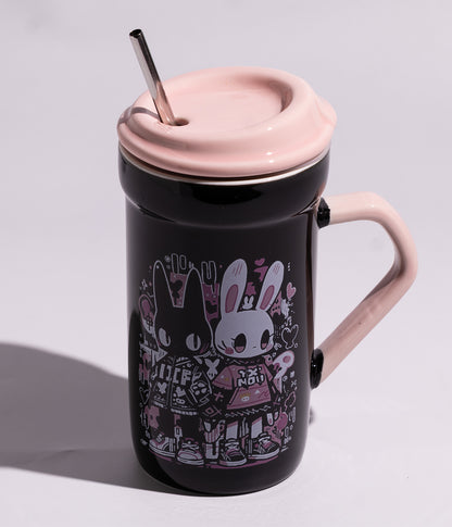 كوب سيراميك برسمة أرنبين مزوّد بغطاء ومزاز معدني عملي