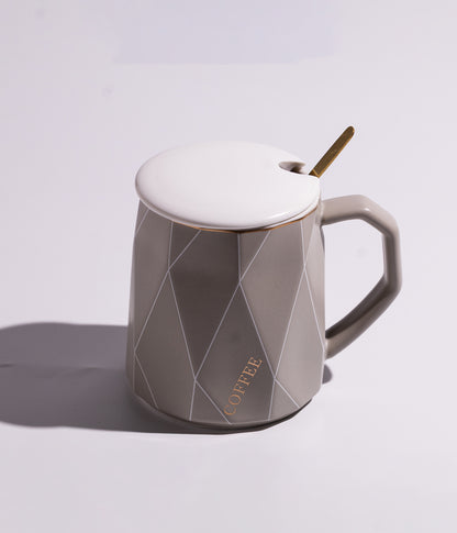 كوب سيراميك بتصميم هندسي مع غطاء وملعقة ذهبية