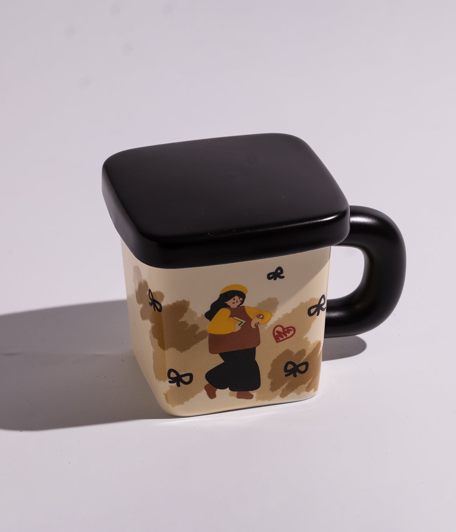 كوب سيراميك بتصميم شخصيات مرحة مع غطاء